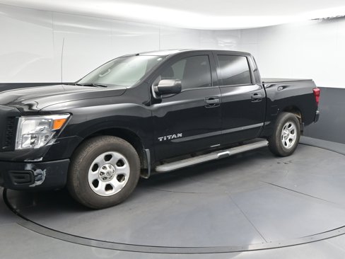 Used 2017 Nissan Titan S image 4