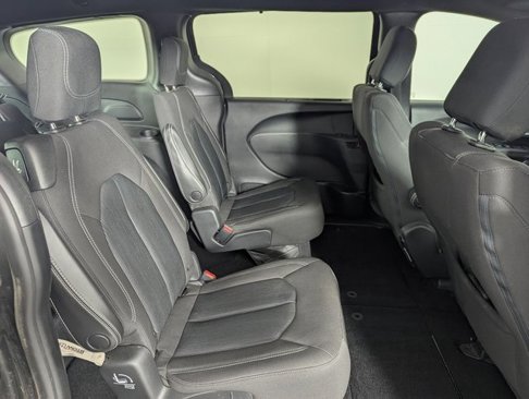 Used 2020 Chrysler Pacifica Touring w/ S Appearance Package image 18
