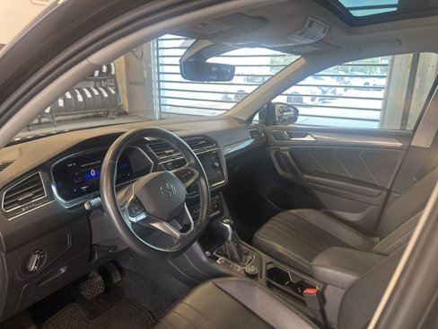 Used 2022 Volkswagen Tiguan SE w/ Panoramic Sunroof Package image 9