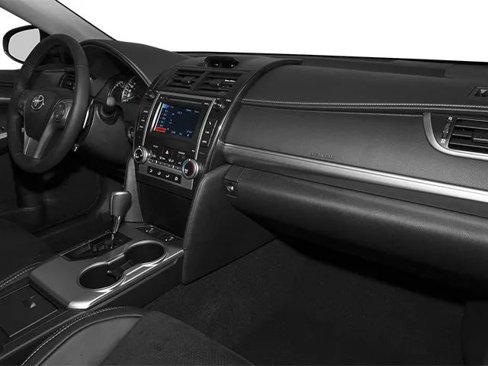 Used 2014 Toyota Camry L image 16