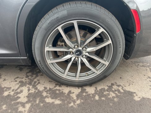 Used 2017 Chrysler 300 C image 9