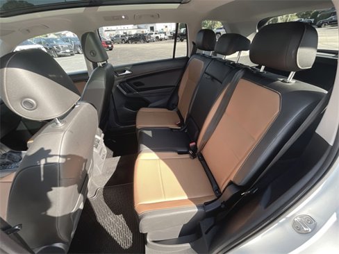 Used 2018 Volkswagen Tiguan SE w/ Panoramic Sunroof Package image 24