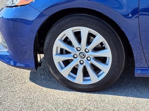 Used 2018 Toyota Camry LE image 24