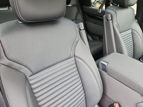 New 2025 Land Rover Discovery S image 19