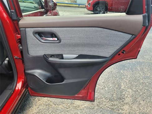 Used 2023 Nissan Rogue SV image 10