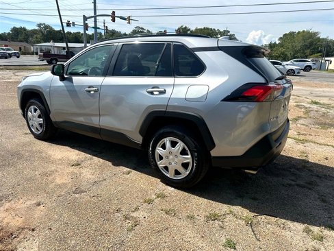 Used 2021 Toyota RAV4 LE image 5