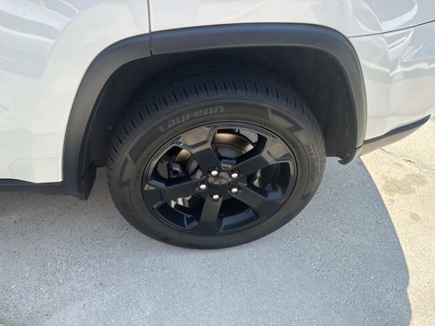 Used 2019 Jeep Grand Cherokee Laredo image 4