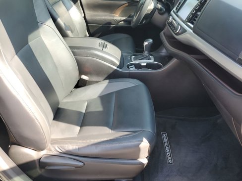 Used 2016 Toyota Highlander XLE image 16