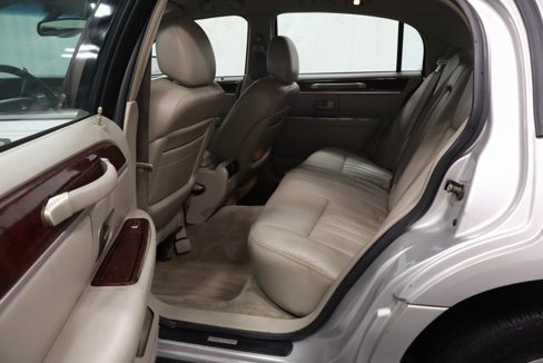 Used 2005 Lincoln Town Car Signature image 12