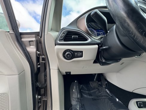 Used 2017 Chrysler Pacifica Touring-L Plus image 22