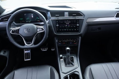 Used 2022 Volkswagen Tiguan SE R-Line image 14