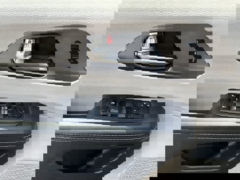 Used 2023 Chrysler Pacifica Touring-L image 14