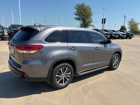 Used 2018 Toyota Highlander SE image 4