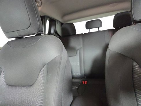 Used 2017 Jeep Renegade Latitude w/ Cold Weather Group image 18