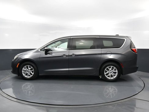 Used 2022 Chrysler Voyager LX image 7