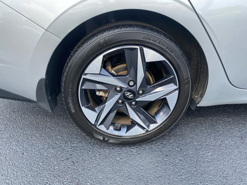 Certified 2023 Hyundai Elantra Limited w/ Preferred Accessory Package image 24