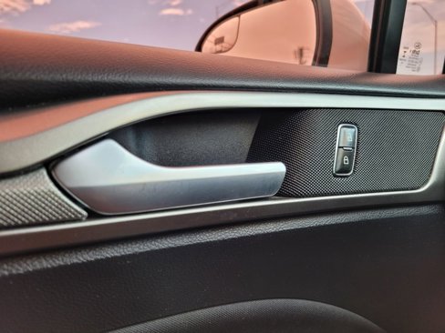Used 2017 Ford Fusion SE w/ Fusion SE Technology Package image 23