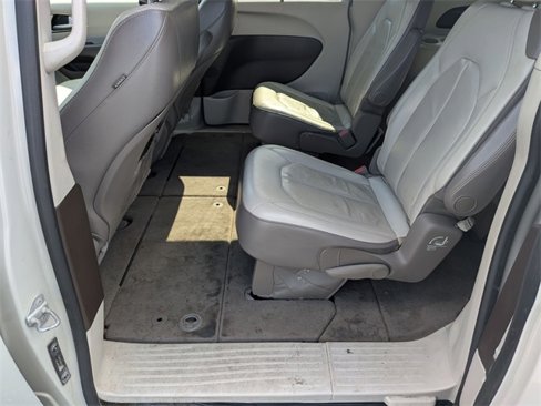 Used 2017 Chrysler Pacifica Touring-L image 24