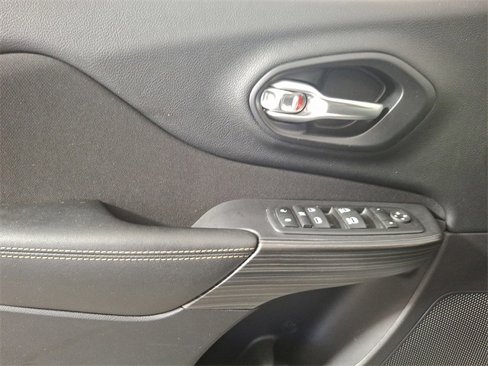 Used 2017 Jeep Cherokee Latitude w/ Cold Weather Group image 15