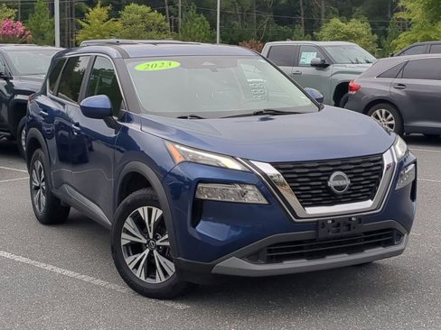 Used 2023 Nissan Rogue SV image 2