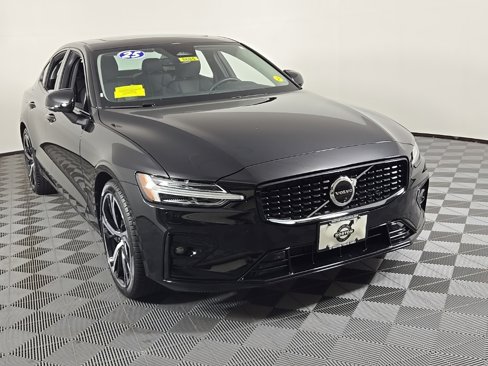 Certified 2025 Volvo S60 B5 Plus image 2