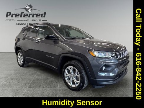 Used 2024 Jeep Compass Latitude w/ Convenience Group image 3
