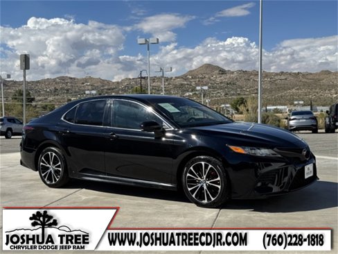 Used 2018 Toyota Camry SE image 1