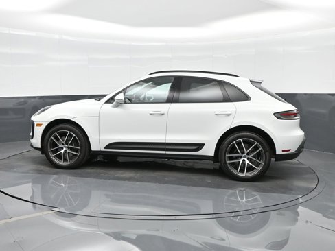 Used 2025 Porsche Macan image 2