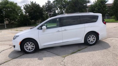 Used 2020 Chrysler Pacifica Touring-L image 7