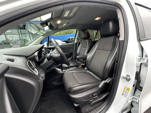 Used 2021 Chevrolet Trax LT w/ LT Convenience Package image 13