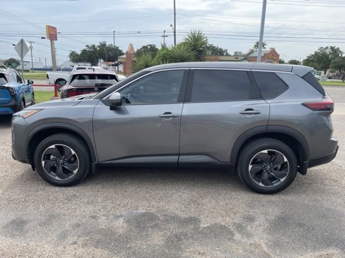 Used 2024 Nissan Rogue SV image 4