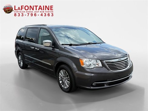 Used 2016 Chrysler Town & Country Touring-L w/ Driver Convenience Group image 3