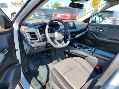 Used 2023 Nissan Rogue SV image 2