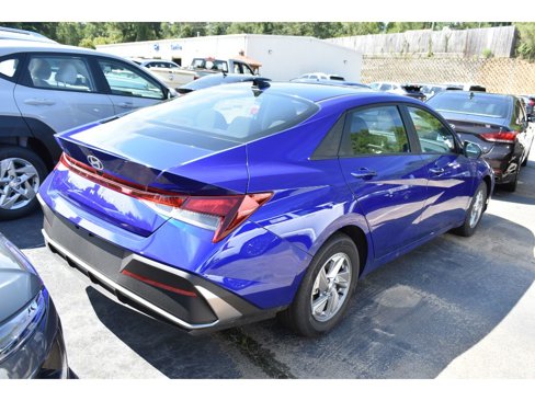 New 2025 Hyundai Elantra SE image 3
