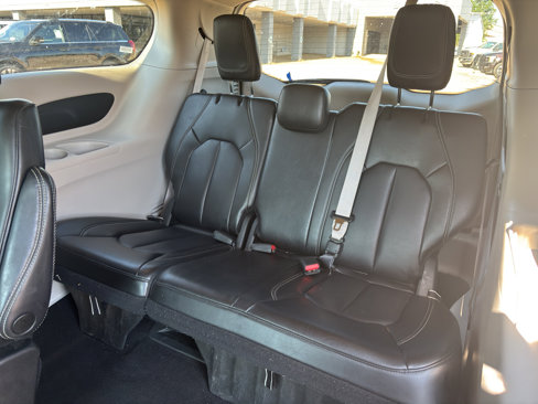 Used 2023 Chrysler Pacifica Touring-L image 16