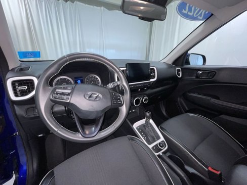 Used 2022 Hyundai Venue Limited image 3