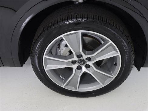 Certified 2025 Audi Q5 2.0T Premium w/ Convenience Plus Package image 9