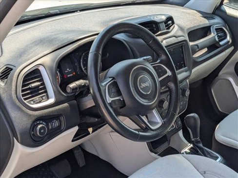 Used 2018 Jeep Renegade Latitude w/ Cold Weather Group image 10