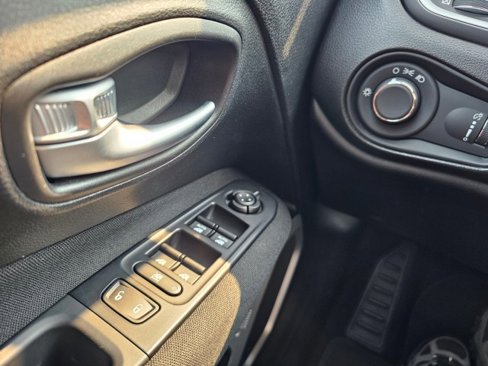 Used 2020 Jeep Renegade Sport w/ Sport Appearance Group image 39