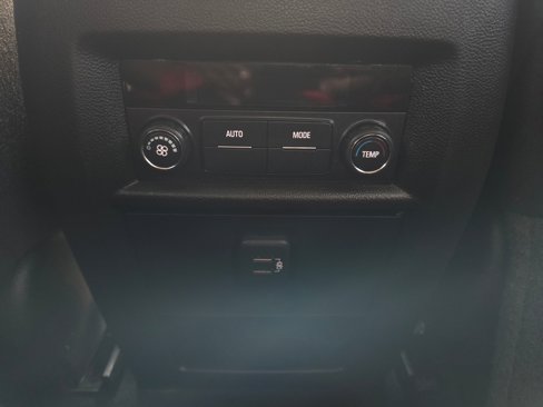 Used 2021 Chevrolet Traverse LS image 33