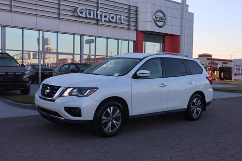 Used 2020 Nissan Pathfinder SV image 2