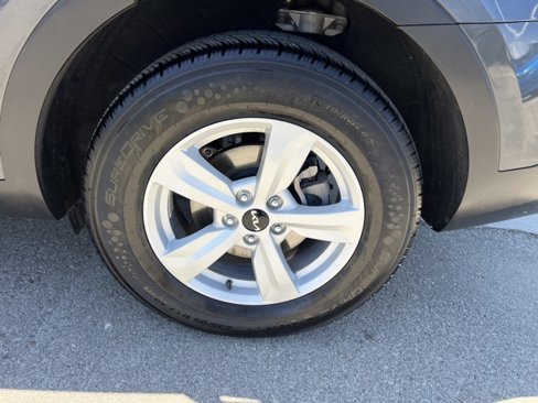 Used 2023 Kia Sorento LX image 14