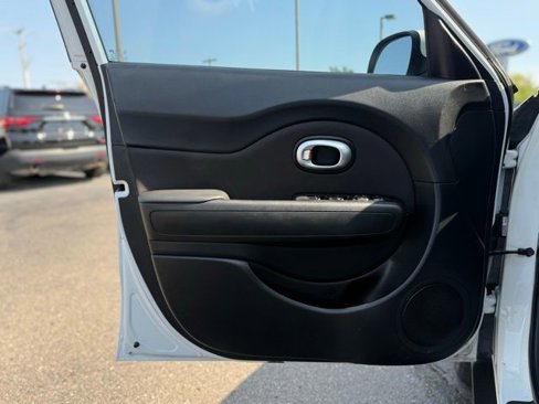 Used 2016 Kia Soul + image 14