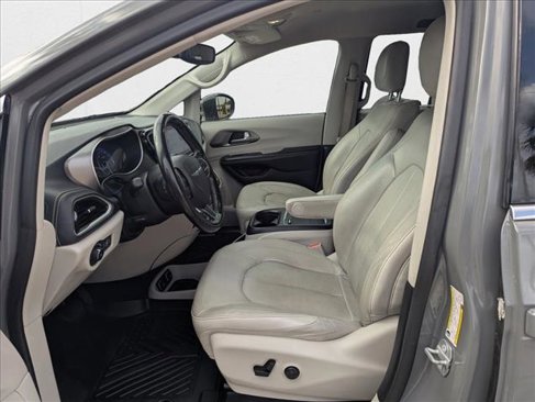 Used 2021 Chrysler Pacifica Touring-L image 10