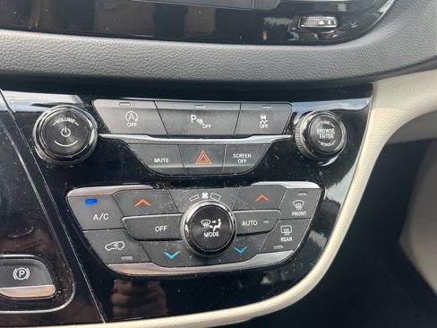 Used 2018 Chrysler Pacifica Touring-L image 36