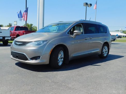 Used 2017 Chrysler Pacifica Touring-L Plus w/ Advanced Safetytec Group image 4