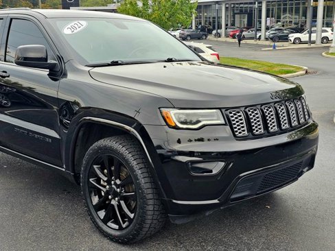 Used 2021 Jeep Grand Cherokee Laredo X image 2