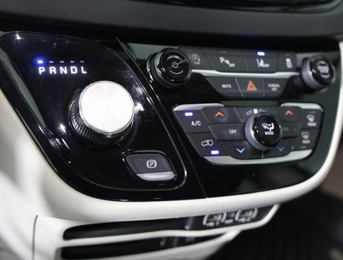 Used 2022 Chrysler Pacifica Touring-L image 15