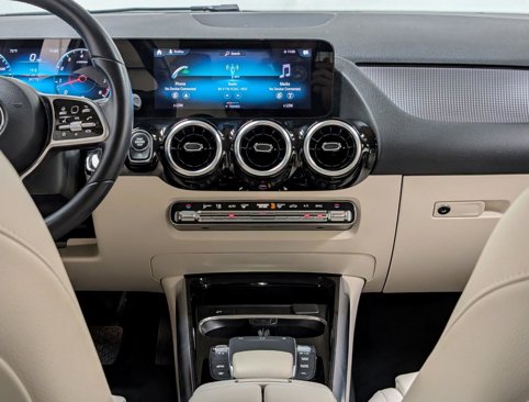 Used 2022 Mercedes-Benz GLA 250 4MATIC w/ Premium Package image 23