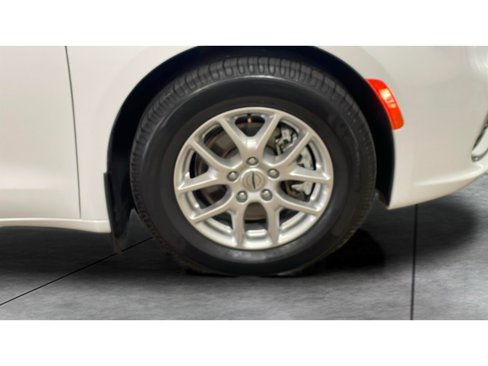 Used 2023 Chrysler Pacifica Touring image 19
